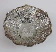 Kleine Korbschale aus 925er Silber, deutsch 1. H. 20. Jh., in stilisierter Blütenform, auf