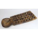 Altes Mancala-Brettspiel, D. R. Kongo, Holz aus einem Stück geschnitzt, mit 32 kleinen