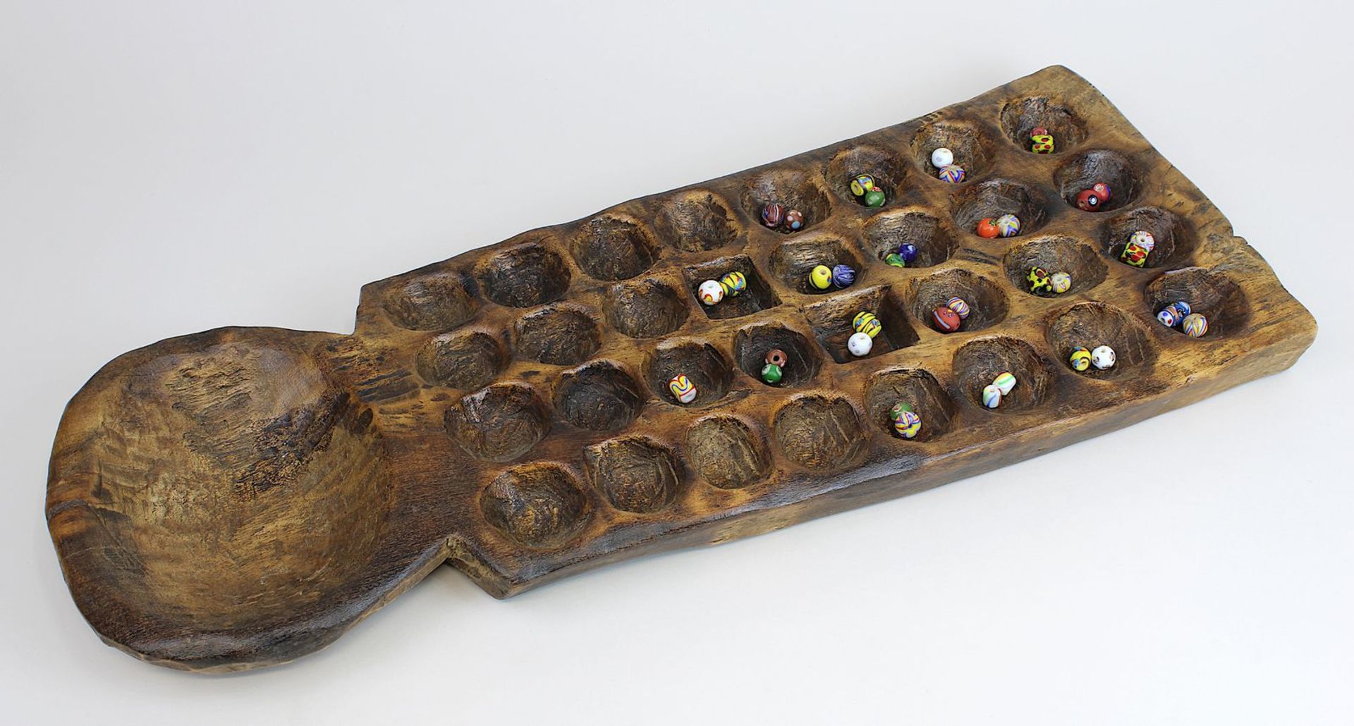 Altes Mancala-Brettspiel, D. R. Kongo, Holz aus einem Stück geschnitzt, mit 32 kleinen
