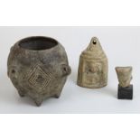 3 antike Gegenstände aus Keramik: Bekröntes Köpfchen, wohl ptolemäisches Ägypten, mit hellem