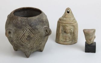 3 antike Gegenstände aus Keramik: Bekröntes Köpfchen, wohl ptolemäisches Ägypten, mit hellem