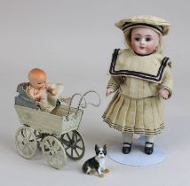 Kleine Porzellankopfpuppe mit Puppenwagen, Deutschland um 1910, Biskuitporzellan, farbig bemalt