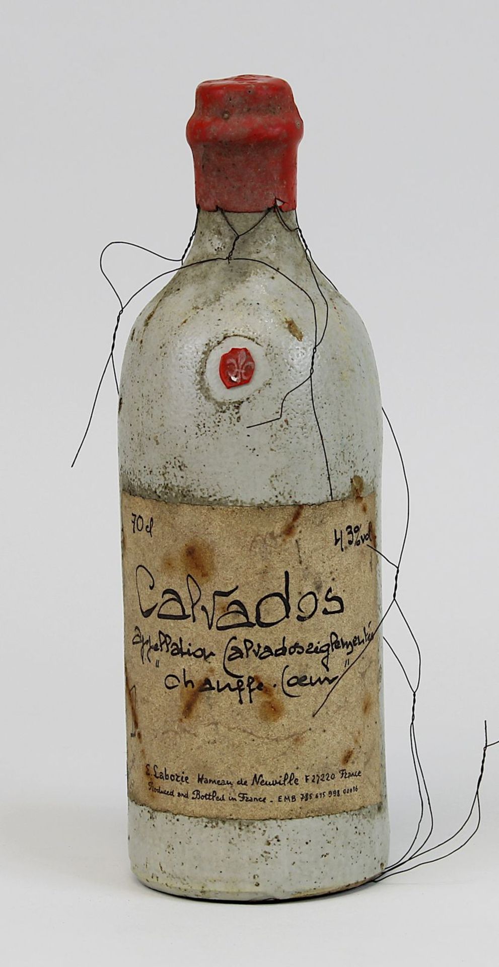 Eine Flasche Calvados, Chauffe Coeur, Laborie Hameau de Neuville, Verkapselung intakt, Metallnetz