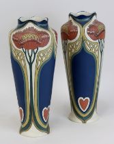 Villeroy & Boch - Paar Jugendstilvasen mit Blumendekor, Mettlach 1904, Chromolit-Keramik, Wandung