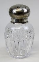 Flakon mit Silberdeckel, deutsch Anfang 20. Jh., bauchiger Glaskorpus mit Schliffdekor, Montur