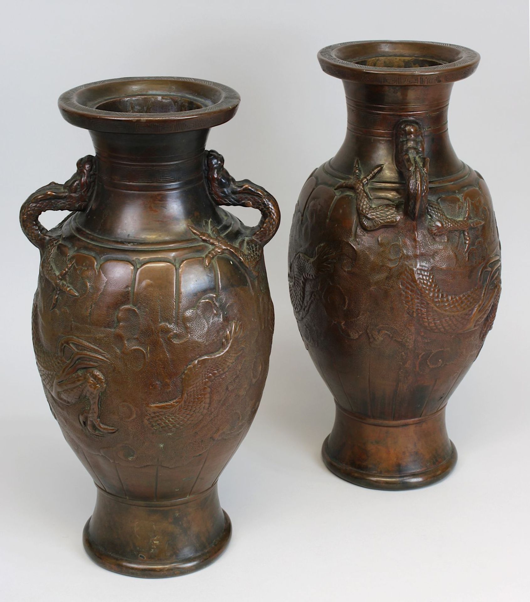 Paar Vasen im asiatischen Stil, wohl Frankreich um 1890, Keramik mit galvanoplastischem Kupfer-