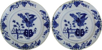 Paar große Teller, Holland, wohl Delft 17./18. Jh., Keramik heller Scherben, unter Glasur blau mit