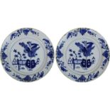 Paar große Teller, Holland, wohl Delft 17./18. Jh., Keramik heller Scherben, unter Glasur blau mit