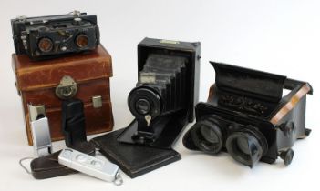 3 Kameras u. ein Stereoskop, Anfang 20. Jh., eine Jules Richard "Verascope" Stereokamera, mit