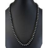 Schwarze Tahiti-Perlenkette, als Endloskette ohne Verschluss, Länge 60 cm, Perlen-Durchmesser 7
