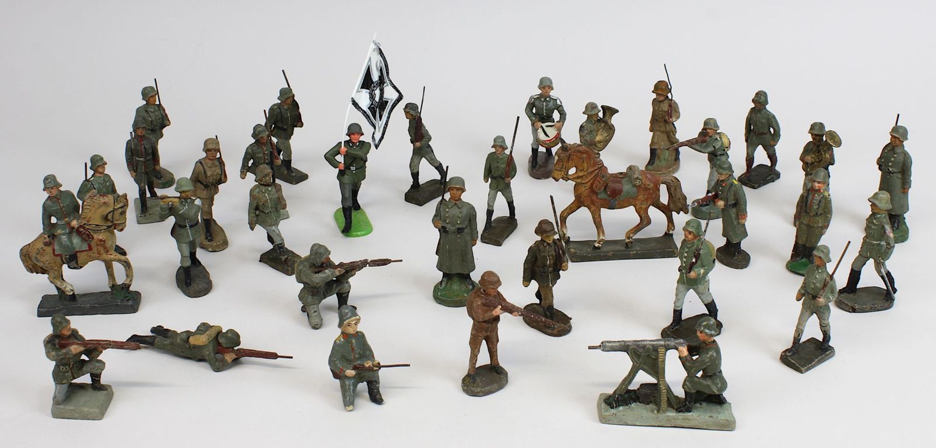 Konvolut Soldatenfiguren aus Elastolin und Lineol, Deutsches Reich 1933-45, 33 Figuren, einige