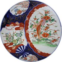 Große Imari-Porzellanplatte, Japan, runde glatte Tellerform, cremefarbener Scherben auf Schauseite