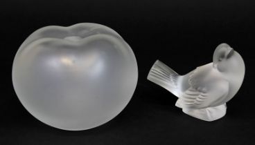 Lalique Glasvogel und Apfelvase, Wingen-sur-Moder, 2. H. 20. Jh., Glasvogel H: 9,2 cm, B: 10,5 cm,