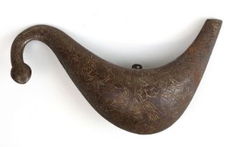 Pulverflasche aus Eisen, Persien 19. Jh., auf beiden Seiten mit gravierter Ornamentik von Vögeln und