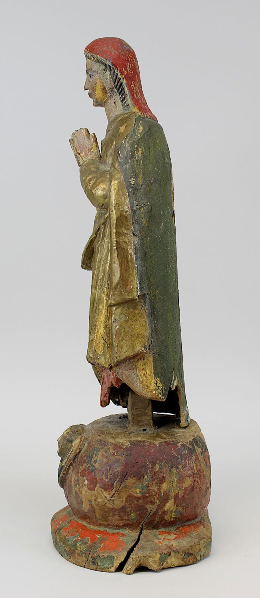 Heilige Maria, süddeutsch 17. Jh., Holz geschnitzt, farbig und gold gefasst, Fassung übergangen, auf - Bild 2 aus 4