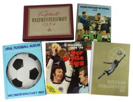 Konvolut Fotoalben zu Fußball - Weltmeisterschaften, 1954 - 1974, Sammelalbum "Fußball  -