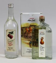 Zwei Flaschen Spirituosen, 2.H.20.Jh., eine Flasche Williams-Birnenbrand, Scheibel, Alte Zeit, im