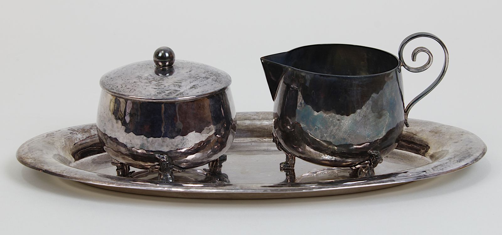Milch - u. Zuckergarnitur, 1. H. 20. Jh., versilbert, Handarbeit, eine ovale Platte, L 26 cm, ein