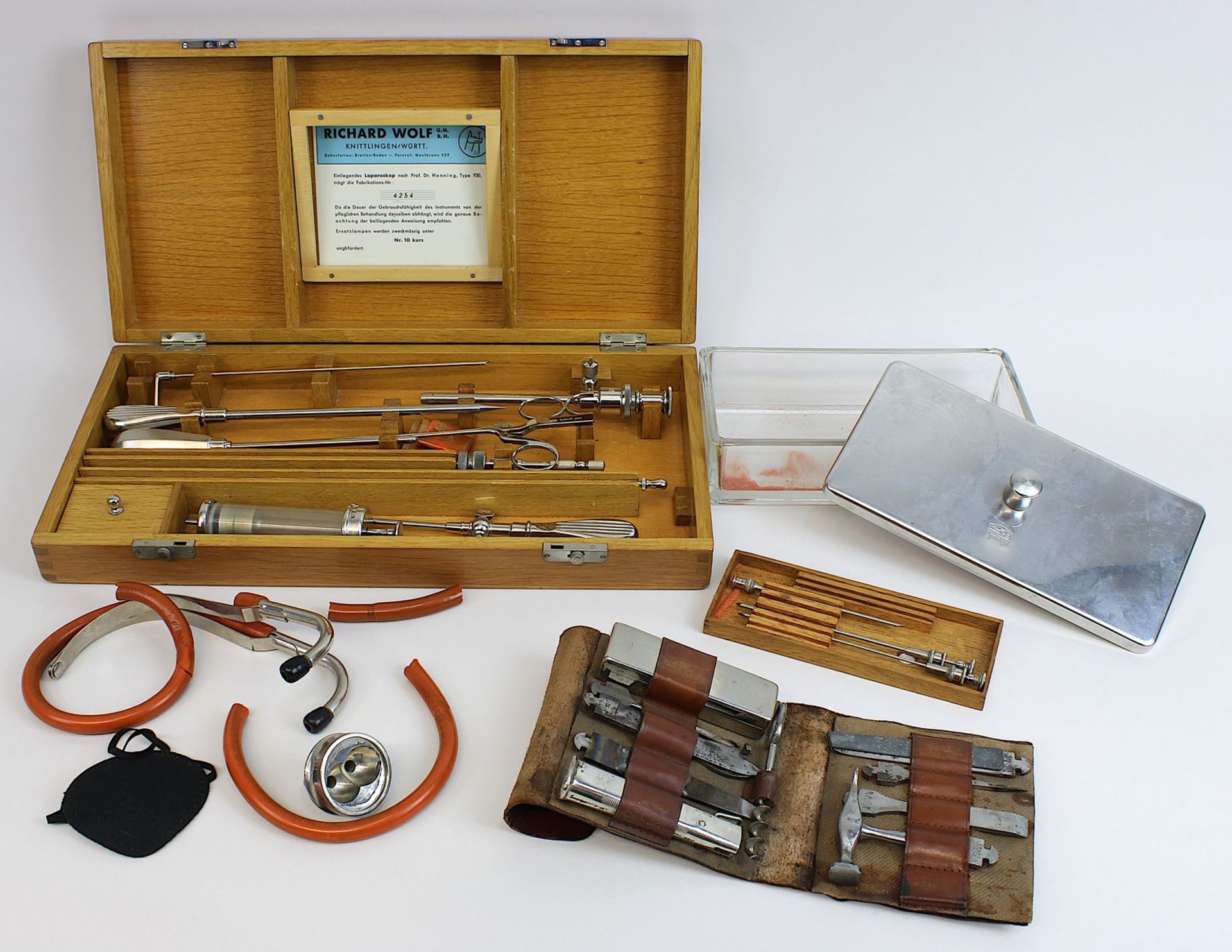 Laparoskop und Zubehör, Deutschland um 1930, Holzkasten, darin 16 Besteckteile, Etui mit Stethoskop,