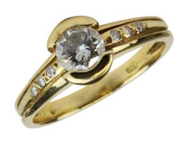 Gelbgold-Damenring mit Brillanten, Ringkopf besetzt mit einem Diamant im Brillantschliff ca. 0,565