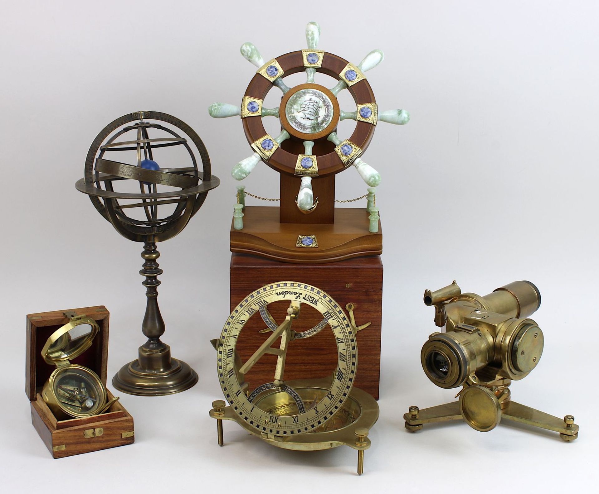 5 nautische Instrumente, neuzeitlich, ein Tischkompass mit Sonnenuhr, bez. "West London", Messing, D
