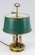 Bouillotte Tischlampe, Frankreich 1. H. 20. Jh., Messingfuß mit drei Brennstellen, Schirm aus grün