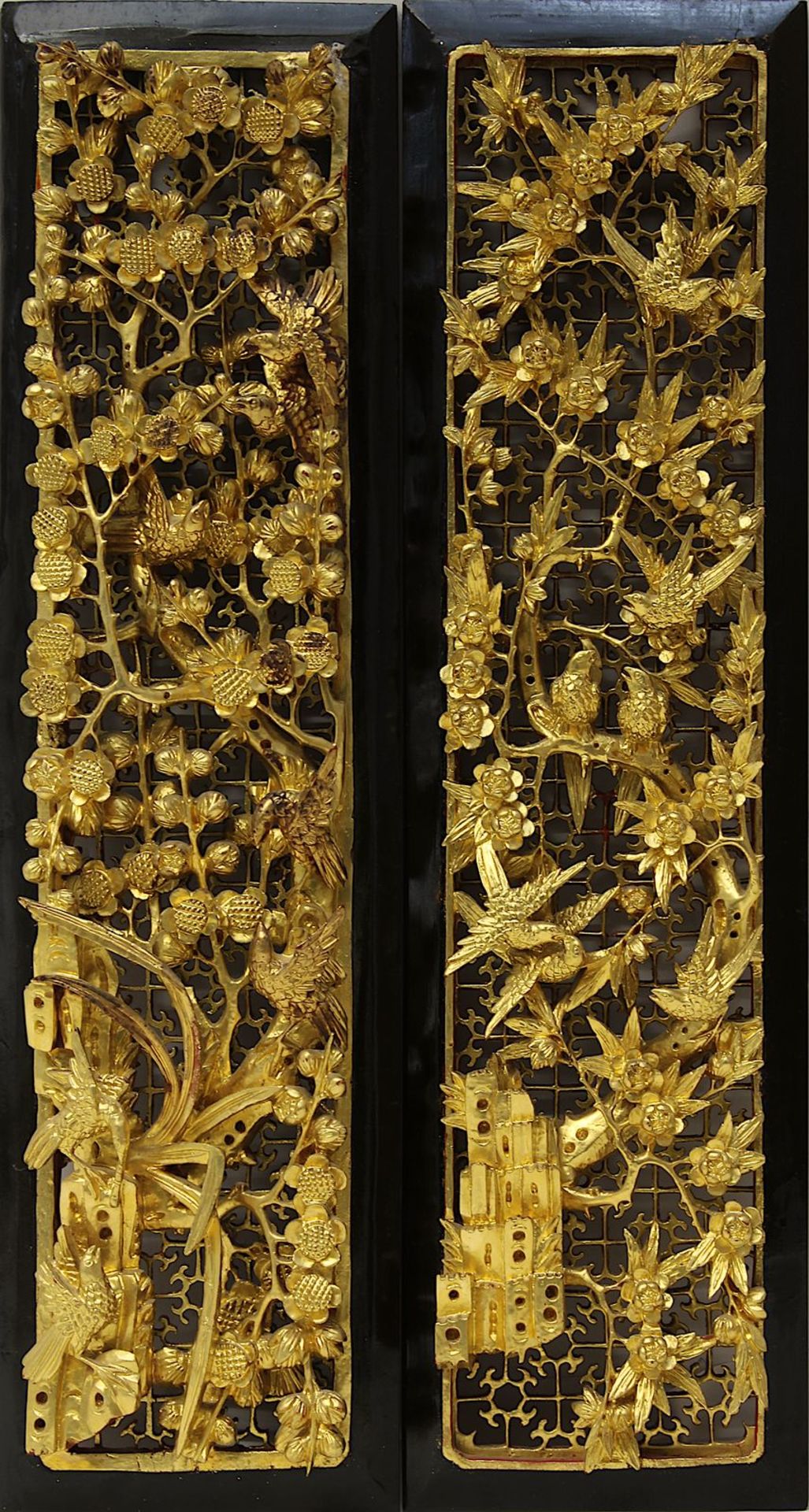 2 chinesische Paneele mit Motiven von Vögeln auf Blütenzweigen, Holz reich geschnitzt und vergoldet,