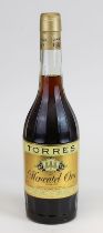 Eine Flasche Torres Moscatel Oro, 2.H.20.Jh., Vino de Licor, Vilafranca del Penedes, Espagna,