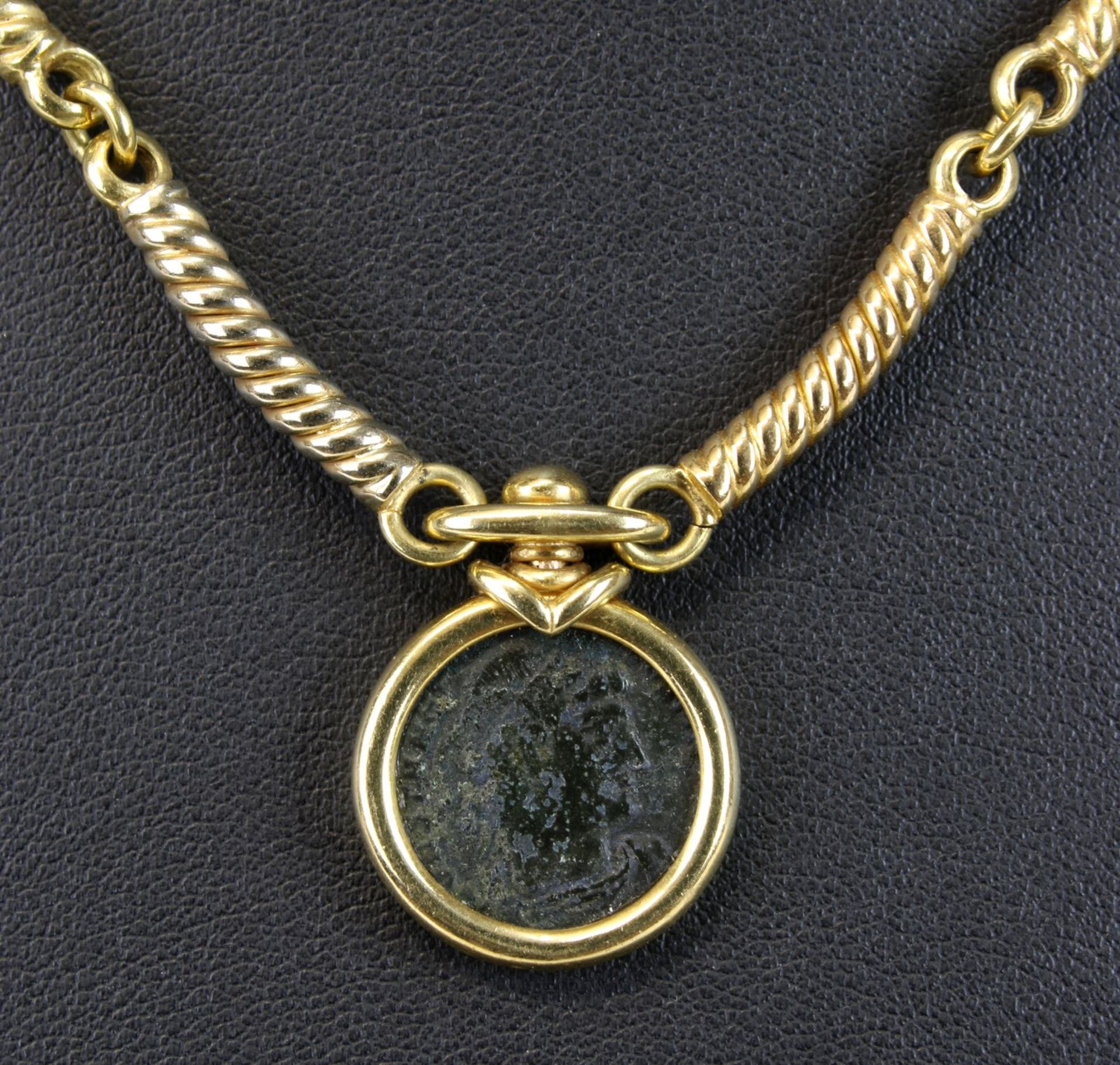 Handarbeitskette aus Gelbgold, Goldschmiedearbeit, Anhänger mit gefasster römischer Bronzemünze, - Image 2 of 2