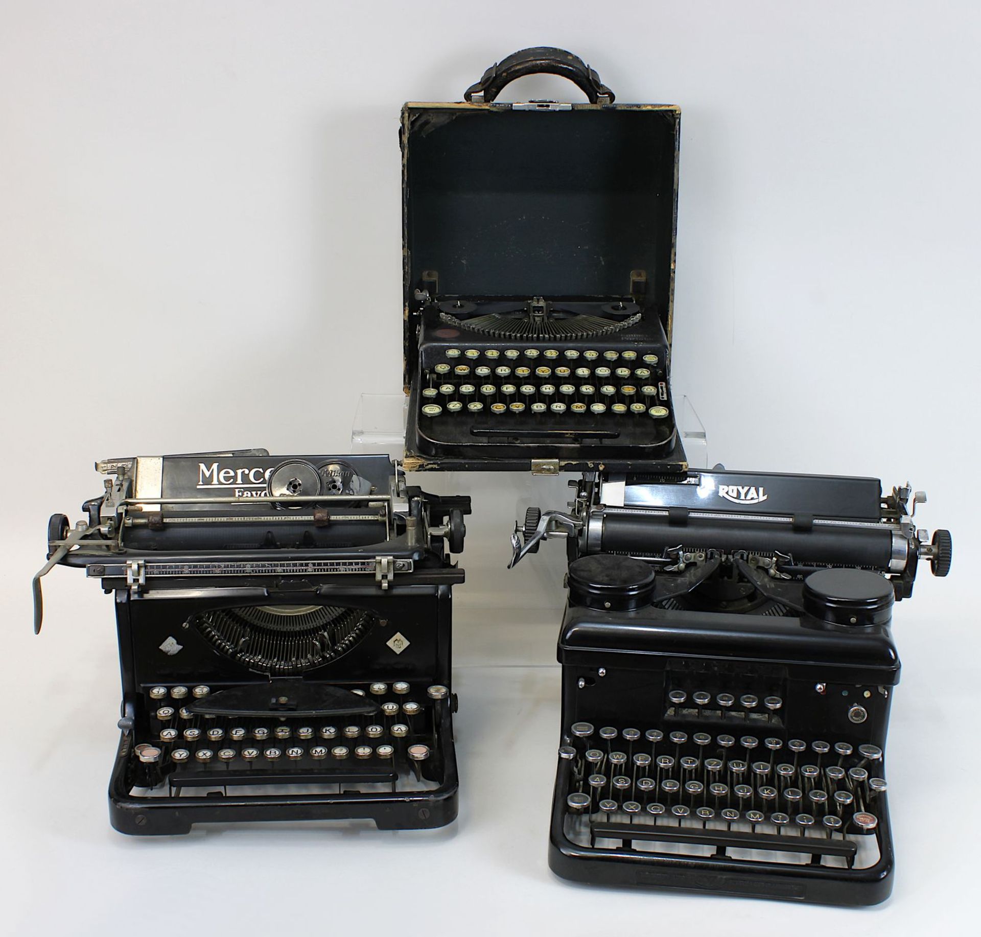 3 Schreibmaschinen, 1. H. 20. Jh., "Royal" Schreibmaschine, New York, 40 x 38 cm, H 25 cm, "Mercedes