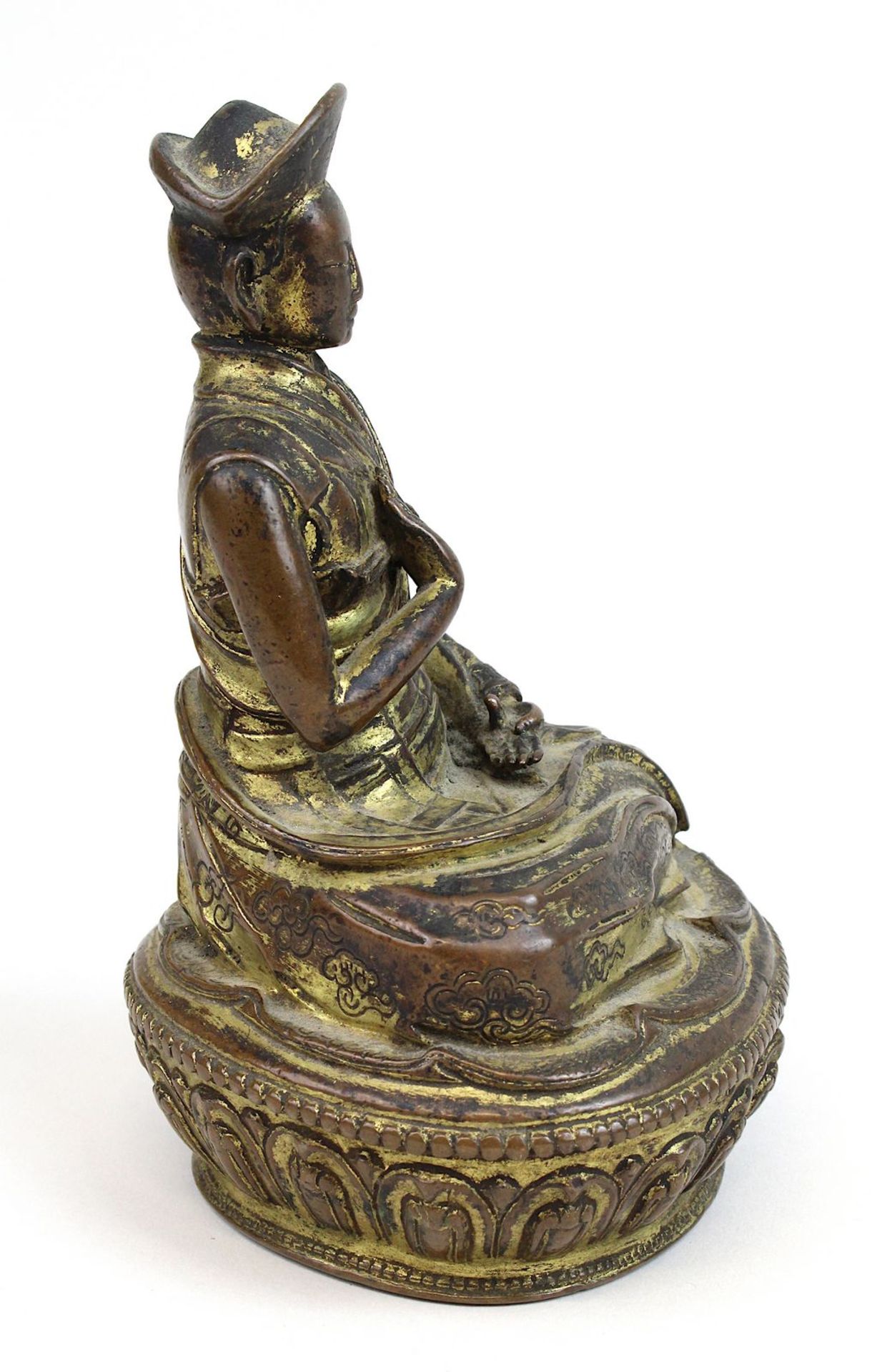 Lama aus Bronze, Himalaya 17 Jh., nach Vorbild eines Heiligen aus dem 11 Jh., Bronze mit Resten - Bild 4 aus 5
