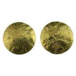 Gelgold-Ohrstecker mit Clipverschluss, Goldschmiedearbeit, tellerförmig mit unregelmäßiger