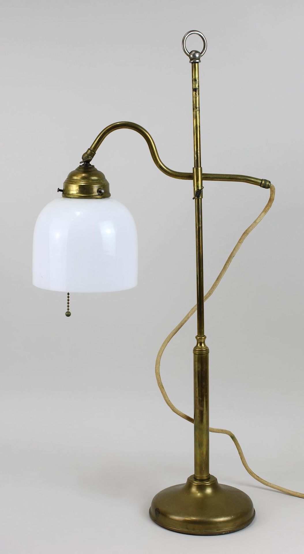 Art-Déco Tischlampe, Deutschland um 1920, Messingmontur, höhenverstellbar, Lampenschirm aus