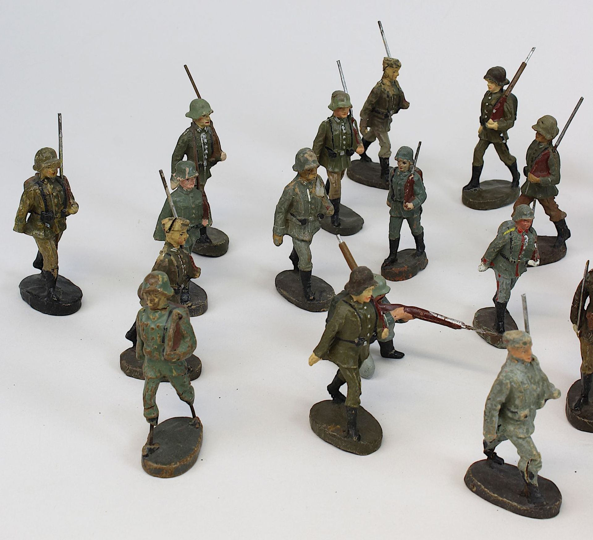 Konvolut Soldatenfiguren aus Elastolin und Lineol, Deutsches Reich 1933-45, 33 Figuren, einzelne - Image 2 of 4