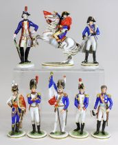 Franz. Soldaten, Porzellan, 2. H. 20. Jh., farbig u. gold staffiert, unterschiedl. Uniformen in Blau