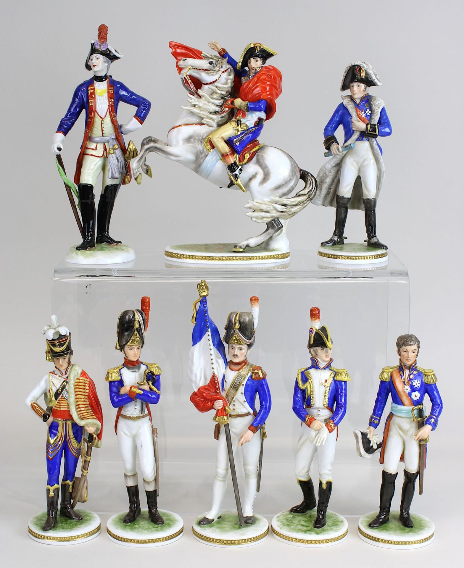 Franz. Soldaten, Porzellan, 2. H. 20. Jh., farbig u. gold staffiert, unterschiedl. Uniformen in Blau