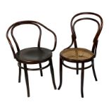 2 Wiener Bugholzstühle um 1900, Kohn bzw. Josef Hofmann: Kaffehausstuhl mit Korbgeflecht (dieses