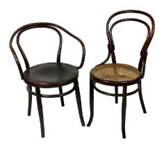2 Wiener Bugholzstühle um 1900, Kohn bzw. Josef Hofmann: Kaffehausstuhl mit Korbgeflecht (dieses