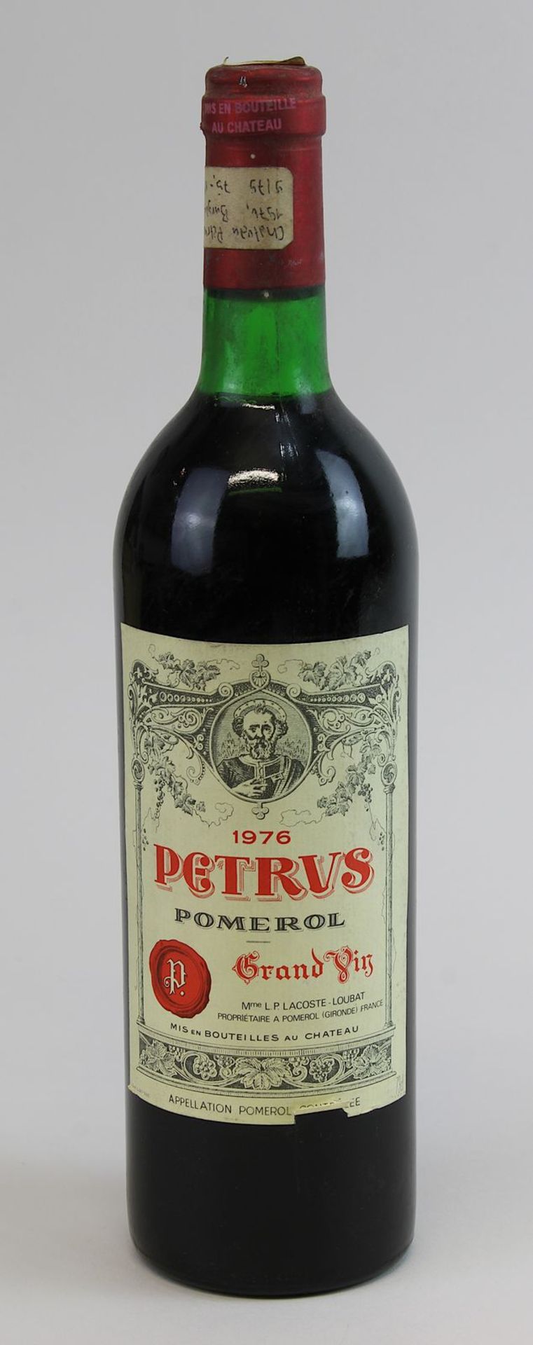 Eine Flasche 1976er Petrus Pomerol, Gironde, Grand Vin, Mme. L.P. Lacoste-Loubat, Füllhöhe: