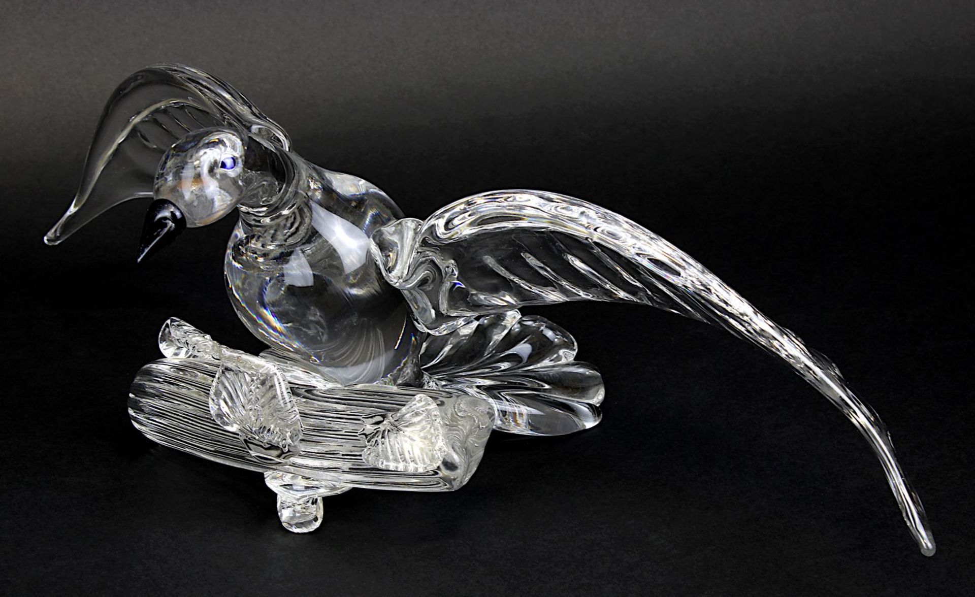 Glasvogel 20. Jh., transparentes Glas, Augen und Schnabel aus blauem Glas, Sockel in Astform