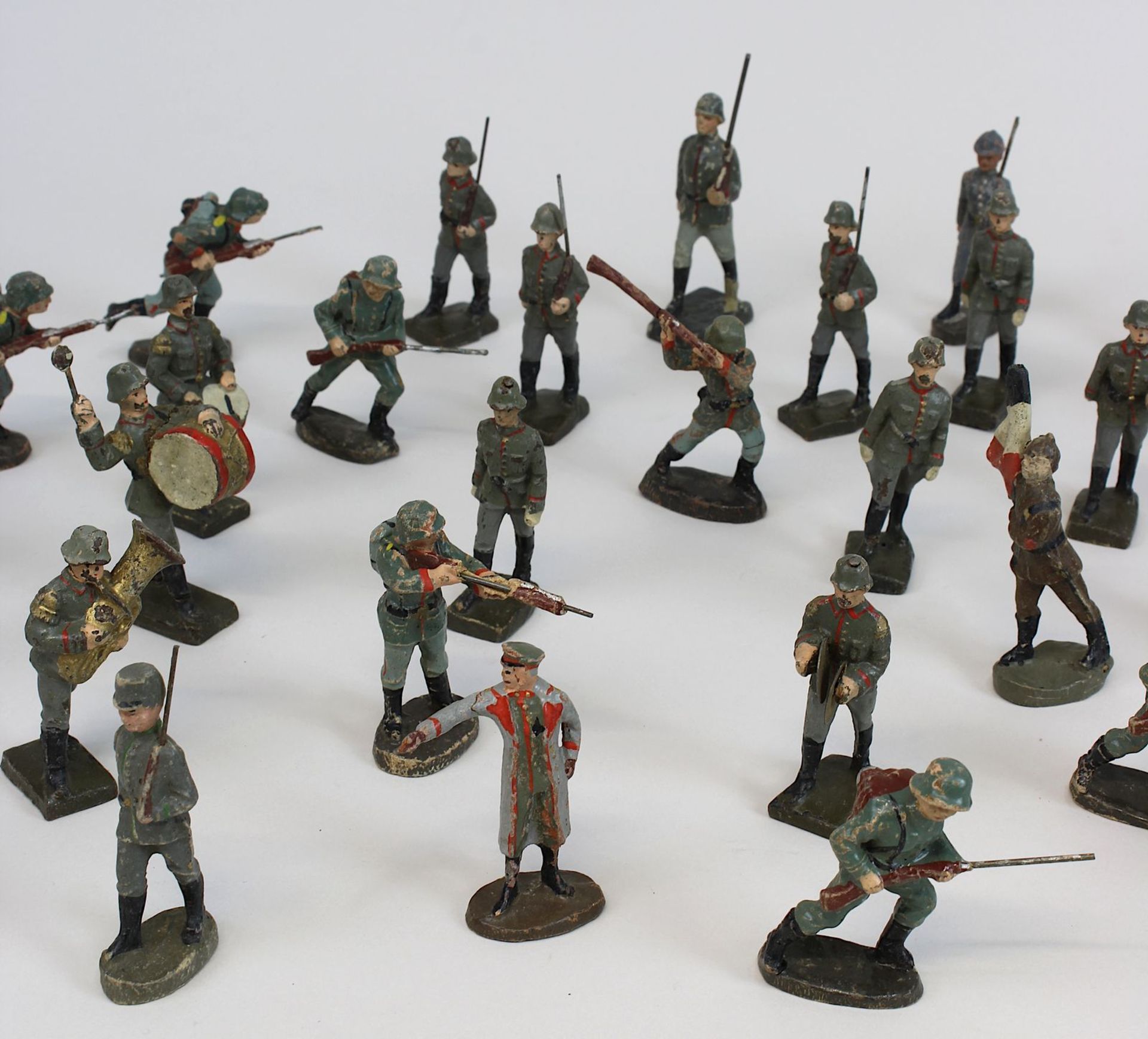 Konvolut Soldatenfiguren aus Elastolin und Lineol, Deutsches Reich 1933-45, 34 Figuren, einzelne - Bild 3 aus 4