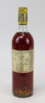Eine Flasche 1973er Château d´Yquem, Lur Saluces, Etikett mit Altersspuren, ebenso Altersspuren an