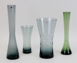 Vier Glasvasen, Entwurf Wilhelm Wagenfeld 1958, Glaskörper aus grau-grünem Glas, H 18, 45,5, 28 u.