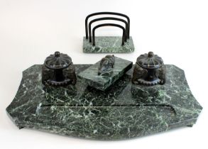 Schreibtischgarnitur, 1. H. 20. Jh., grün geäderter Marmor u. Bronze, bestehend aus: Marmorplatte