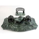 Schreibtischgarnitur, 1. H. 20. Jh., grün geäderter Marmor u. Bronze, bestehend aus: Marmorplatte