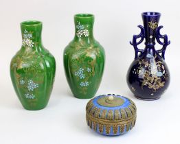 3 Keramikvasen u. eine Dose, 2. H. 20. Jh., ein Paar Vasen grünen Fonds (H 25 cm, Vasen ohne
