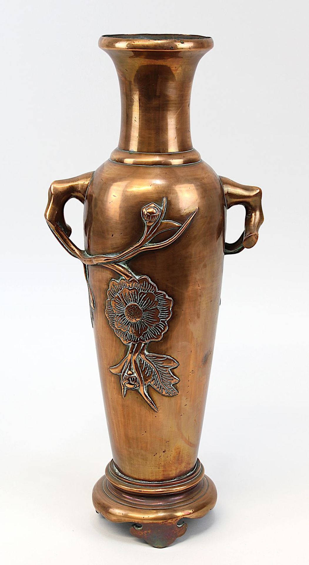 Chinesische Kupfervase, um 1900, balusterförmiger Korpus mit reliefierten Blütenzweigen, H 40 cm,