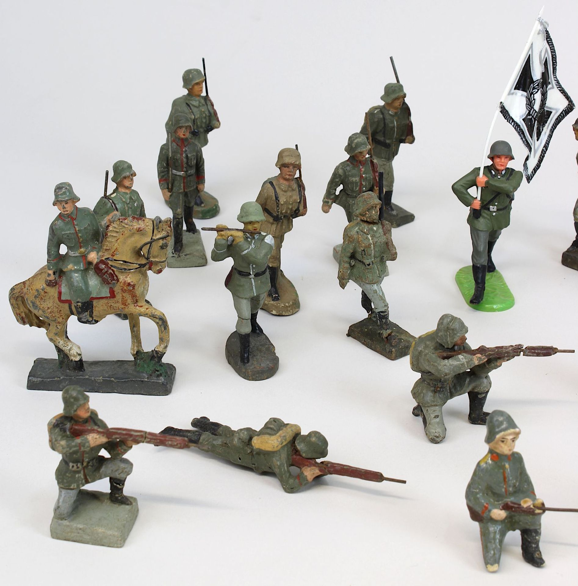 Konvolut Soldatenfiguren aus Elastolin und Lineol, Deutsches Reich 1933-45, 33 Figuren, einige - Image 2 of 4