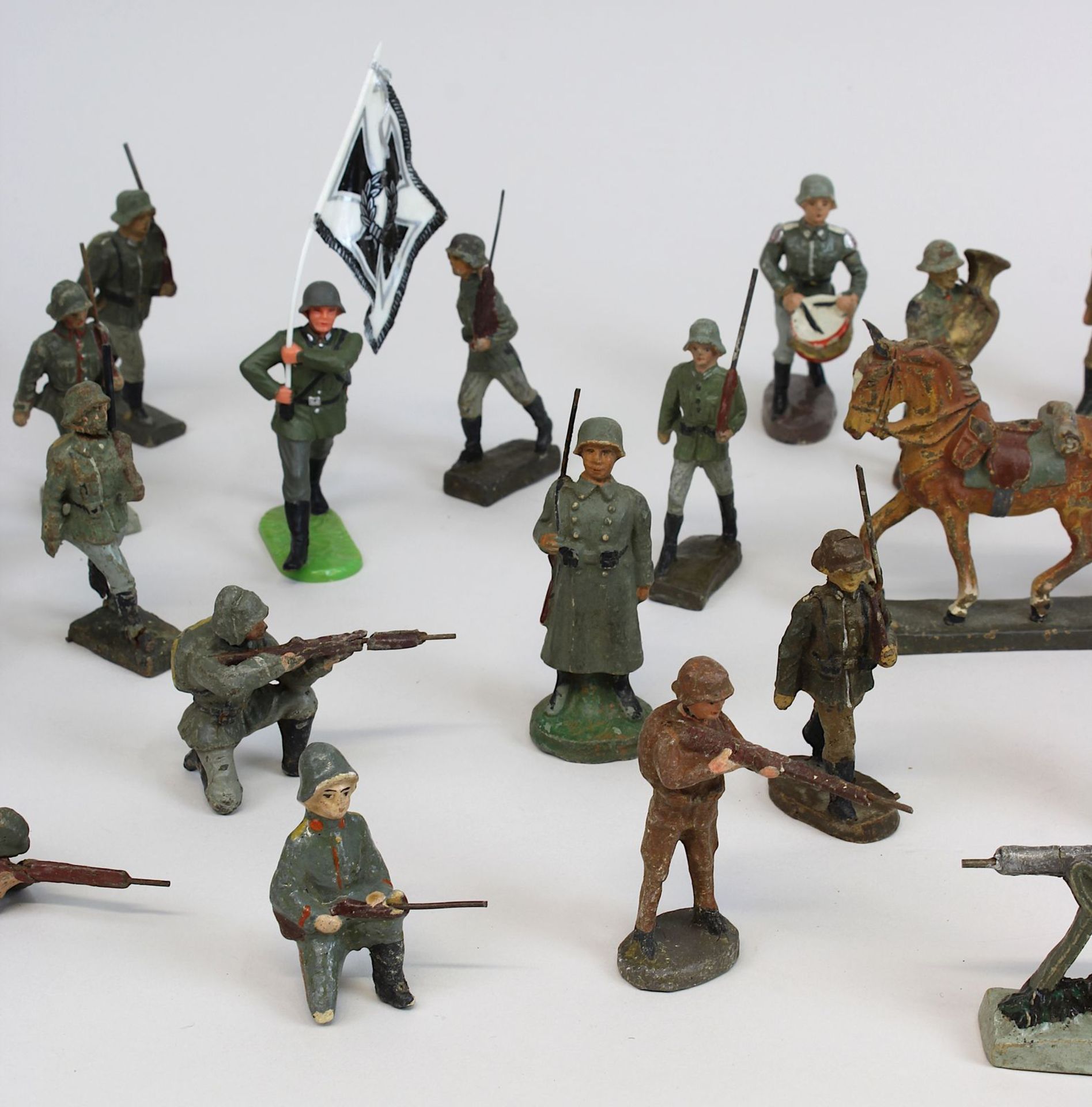 Konvolut Soldatenfiguren aus Elastolin und Lineol, Deutsches Reich 1933-45, 33 Figuren, einige - Image 3 of 4