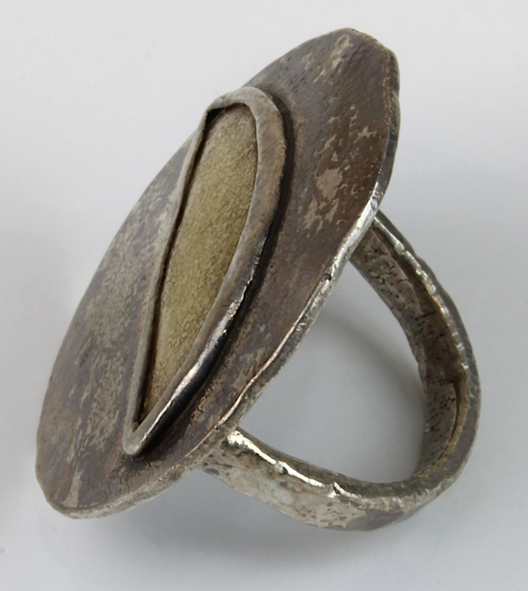 Handarbeitsring aus Gold und Silber, Goldschmiedearbeit, Silber mit tellerförmigem Ringkopf, darin - Bild 2 aus 2